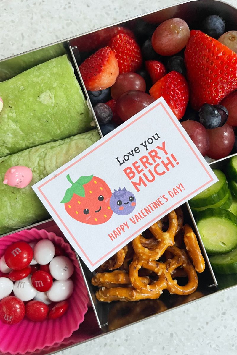 Close view of an adorable note that says, "Love you Berry Much!" on top of a school lunch.