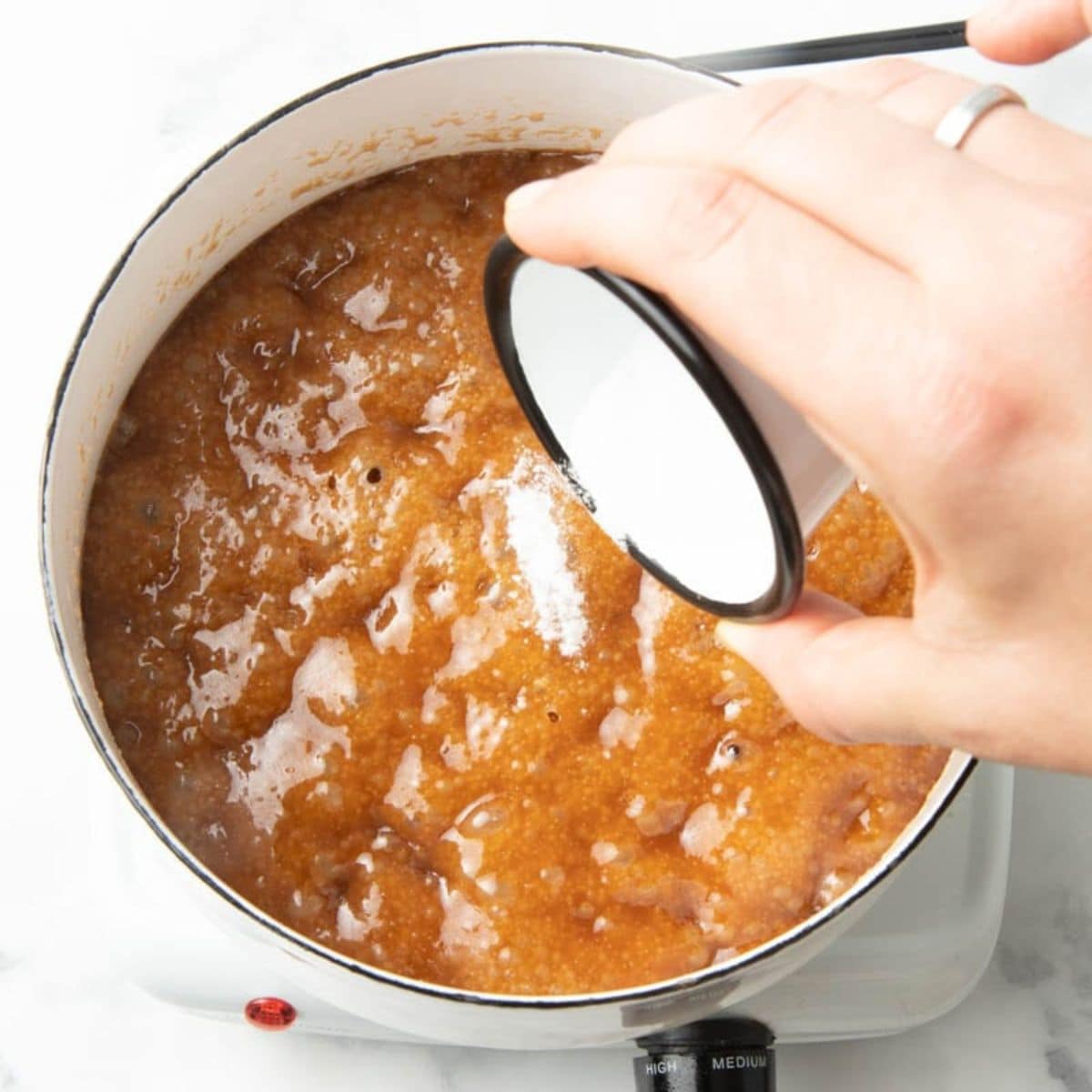 Adding baking soda to caramel for caramel popcorn