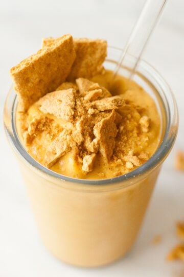 Pumpkin smoothie garnished with graham crackerss