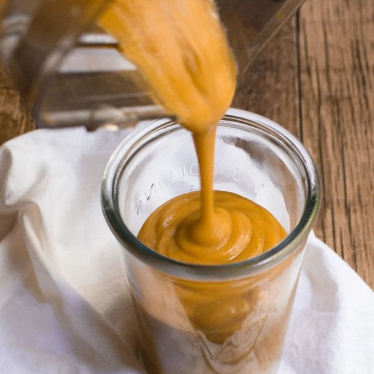 Blender pours smoothie into a glass